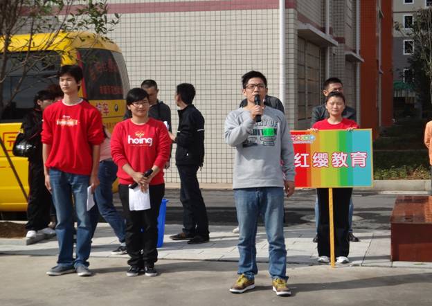 爸爸，表揚您！作為家長代表講的還不錯！