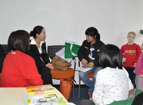 發(fā)展中心人員同園長(zhǎng)溝通交流