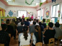 在會(huì)議中各班家長(zhǎng)都能認(rèn)真學(xué)習(xí)，仔細(xì)聆聽，用自己的行動(dòng)來支持老師們的工作！發(fā)現(xiàn)問題，共同探討，為了孩子們更好的進(jìn)步與成長(zhǎng)......