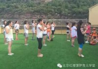 媽媽們?cè)诮o寶貝們做榜樣。