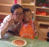 寶貝的披薩做好了，接下來就要交給廚房阿姨了，經(jīng)過她們靈巧的手我們的披薩就可以吃了。