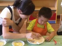 終于可以制作了，看我們的寶貝多么認(rèn)真啊。
