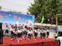 看，跳得多認(rèn)真啊！