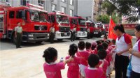 “我是小小消防員”主題活動，消防員叔叔帶領(lǐng)我們參觀消防車。