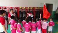 “我是小小消防員”主題活動，老師為小朋友們講解消防用具。