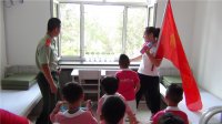 “我是小小消防員”主題活動，消防員叔叔帶領(lǐng)小朋友們參觀起居室。
