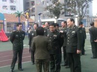總后首長在詢問園所的情況。